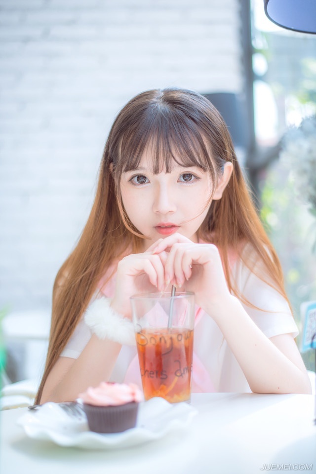 四周的窗全开着，雨做了重重的帘子，那么灰重的掩压了世界，我们如此渴望着想看一看帘外的晴空，它总冷漠的不肯理睬我们盼望。而一个个希望是如此无助的否定掉了，除了无止境的等待之外，你发现没有其他的办法再见阳光。——三毛《雨季不再来》
